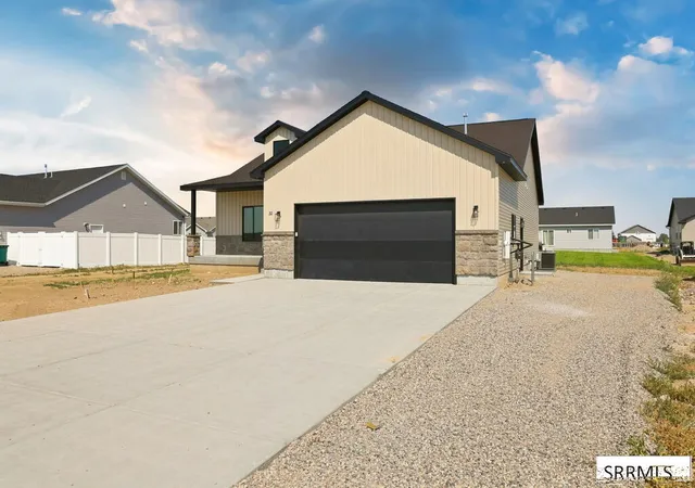 Photo 2 of Single family home for sale at 32 N Hemlock Lane, Rigby, ID 83442 | MLS# 2188464 | Listing updated on 2026-09-09