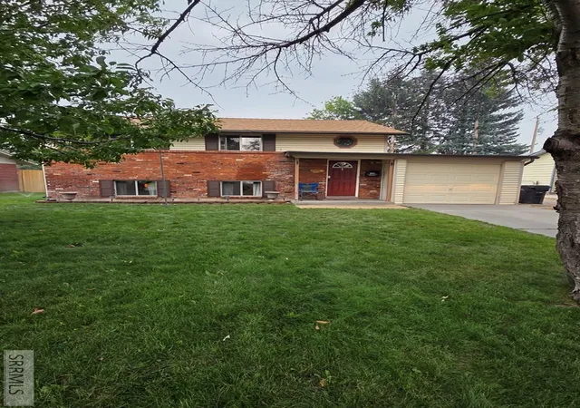Photo 3 of Single family home for sale at 740 Melrose Dr, Idaho Falls, ID 83401 | MLS# 2188097 | Listing updated on 2026-08-11