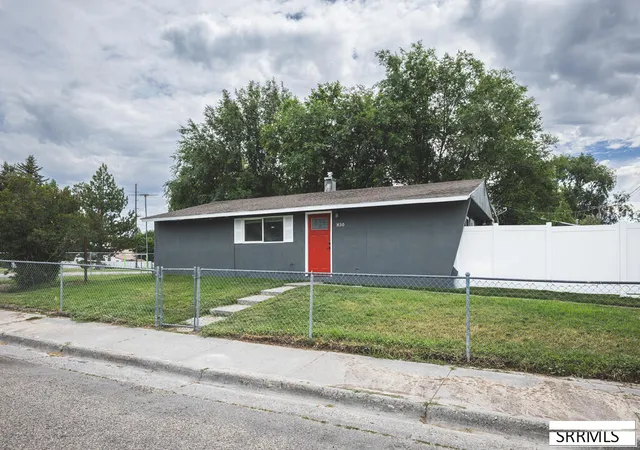 Photo 2 of Single family home for sale at 850 Royal Avenue, Idaho Falls, ID 83401 | MLS# 2188518 | Listing updated on 2026-08-26