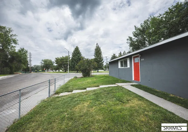 Photo 3 of Single family home for sale at 850 Royal Avenue, Idaho Falls, ID 83401 | MLS# 2188518 | Listing updated on 2026-08-26