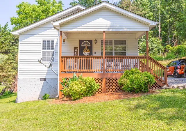 Single Family Residence at 617 Bradley Ave, La Fayette, GA 30728 | MLS# 1374724 | | Sold on 2023-07-06
