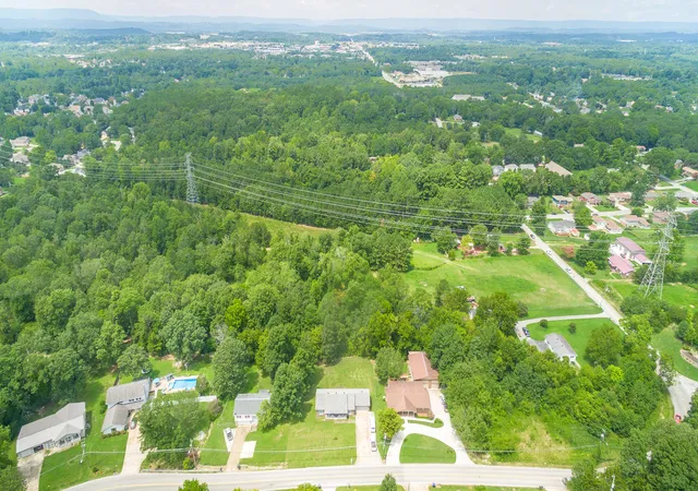 Photo 4 of Sale Pending at 8212 Shallowford Rd, Chattanooga, TN 37421 | MLS# 1304840 | Listing updated on 2026-04-02