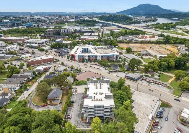 Listing Photo 2 - Condo for sale in building located at 411 Fairpoint St, Chattanooga, TN 37405 - Unit #203