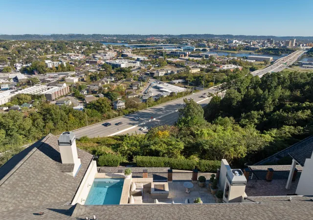 Listing Photo 2 - Condo for sale in building located at 554 Whitehall Rd, Chattanooga, TN 37405 - Unit #124