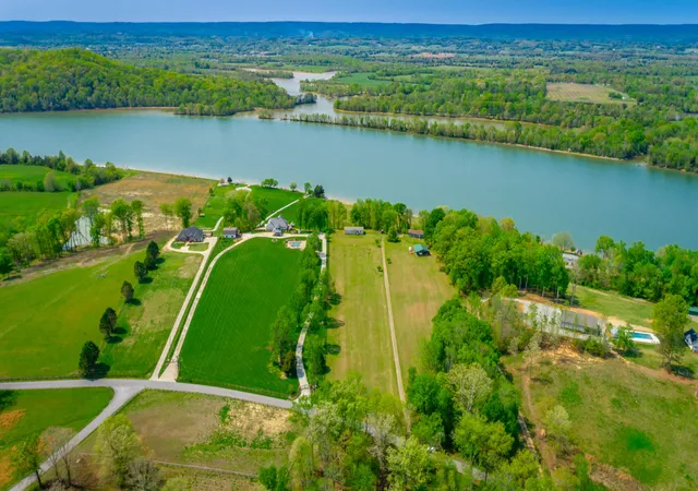 Photo 3 of Single family home for sale at 1118 Holly Glen Ln, Decatur, TN 37322 | MLS# 1524483 | Listing updated on 2026-05-06