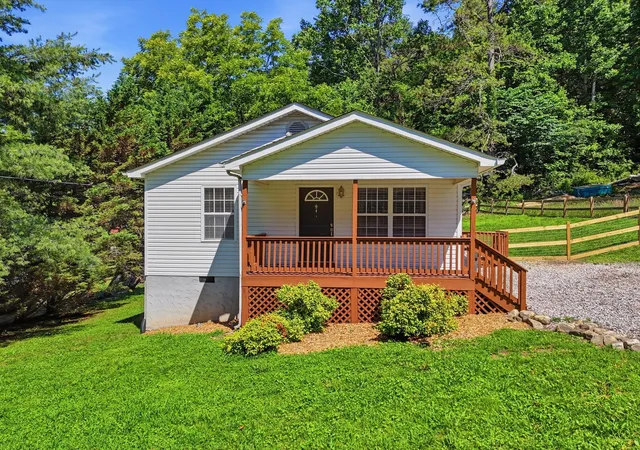 Homes for sale in La Fayette, GA | 617 Bradley Ave, La Fayette, GA 30728 | MLS# 1528540
