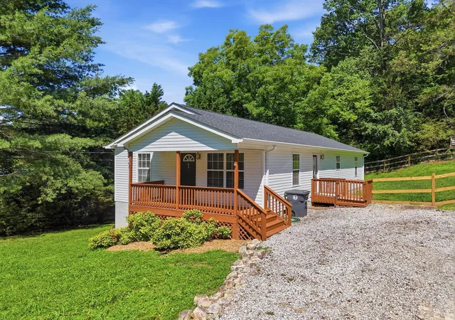 Homes for sale in La Fayette, GA | 617 Bradley Ave, La Fayette, GA 30728 | MLS# 1528540