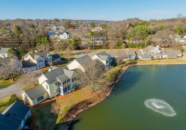 Listing Photo 2 - Condo for sale in building located at 1213 Bridgewater Ln, Chattanooga, TN 37405 - Unit #