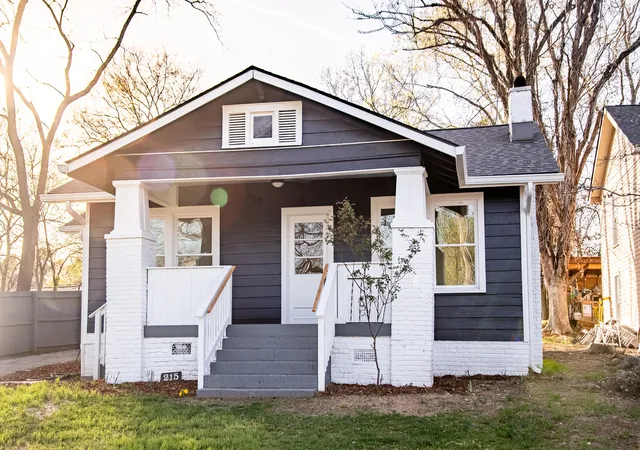 Photo 1 of Single family home for sale at 215 Hillcrest Ave, Chattanooga, TN 37411 | MLS# 1530447 | Listing updated on 2026-04-28