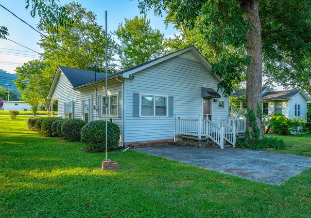 Photo 3 of Single family home for sale at 1010 Main St, Jasper, TN 37347 | MLS# 1530555 | Listing updated on 2026-09-04