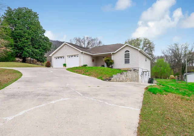 Photo 2 of Sale Pending at 3731 Kellys Fry Rd, Chattanooga, TN 37419 | MLS# 1536991 | Listing updated on 2026-08-26