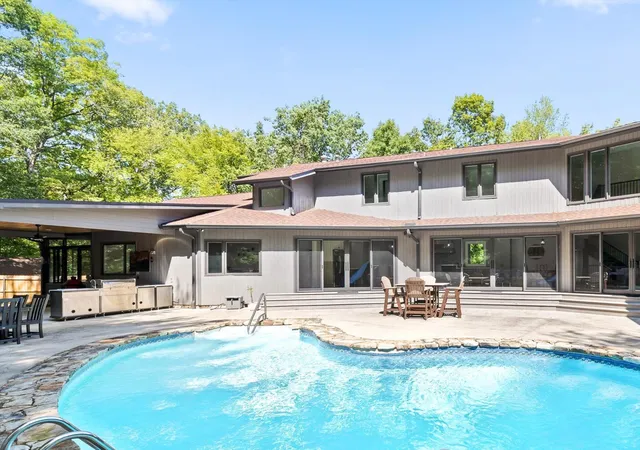 Photo 2 of Single family home for sale at 1108 W River Hills Dr, Chattanooga, TN 37415 | MLS# 1531422 | Listing updated on 2026-09-15