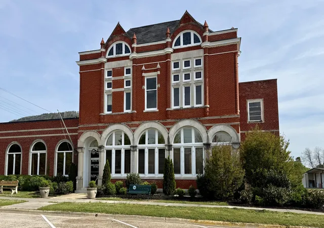 Homes for sale in South Pittsburg, TN | 602 Elm Avenue, South Pittsburg, TN 37380 | Houzeo