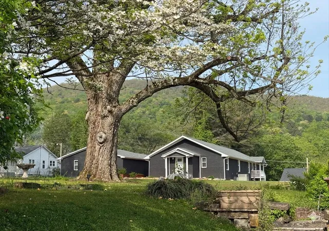 Homes for sale in South Pittsburg, TN | 602 Elm Ave, South Pittsburg, TN 37380
