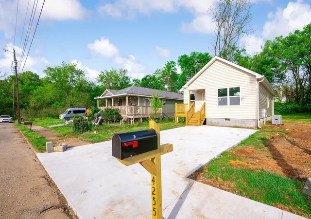 Photo 2 of Single family home for sale at 4255 Quinn Adams St, Chattanooga, TN 37410 | MLS# 1532365 | Listing updated on 2026-04-10