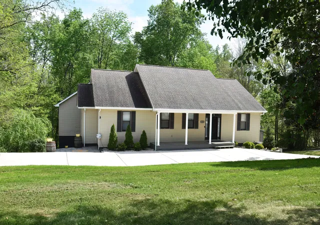 Photo 3 of Single family home for sale at 105 W Paradise Dr, Winchester, TN 37398 | MLS# 1532891 | Listing updated on 2026-09-10