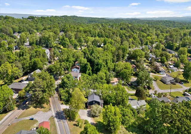 Listing Photo 2 - Condo for sale in building located at 918 S Crest Rd, Chattanooga, TN 37404 - Unit #