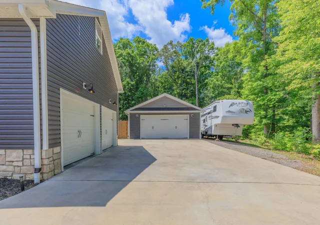 Photo 3 of Single family home for sale at 215 Red Oak Ridge Dr, Chickamauga, GA 30707 | MLS# 1534644 | Listing updated on 2026-09-24