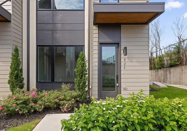 Photo 1 of Townhouse for sale at 825 Burnside Pl, Chattanooga, TN 37408 | MLS# 1535242 | Listing updated on 2026-06-08