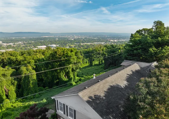 Photo 3 of Single family home for sale at 661 S Crest Rd, Chattanooga, TN 37404 | MLS# 1535481 | Listing updated on 2026-09-25