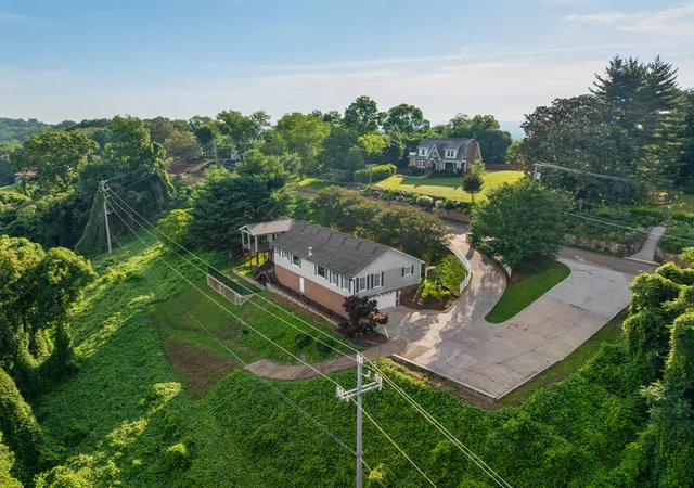 Photo 4 of Single family home for sale at 661 S Crest Rd, Chattanooga, TN 37404 | MLS# 1535481 | Listing updated on 2026-09-25