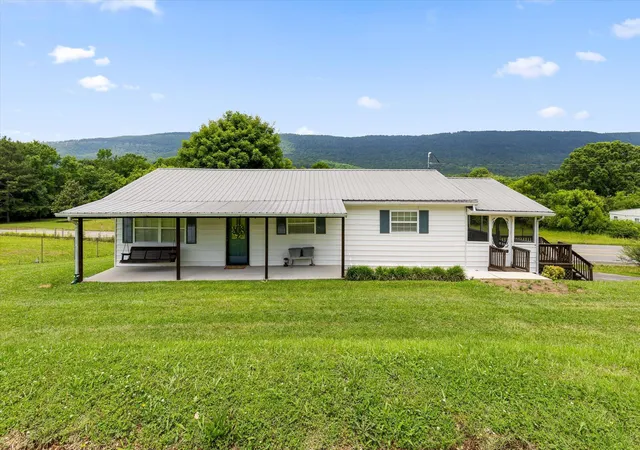 Homes for sale in Whitwell, TN | 945 N Maple St, Whitwell, TN 37397 | MLS# 1536518