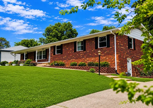 Photo 3 of Single family home for sale at 4818 Hillsdale Cir, Chattanooga, TN 37416 | MLS# 1535885 | Listing updated on 2026-06-01