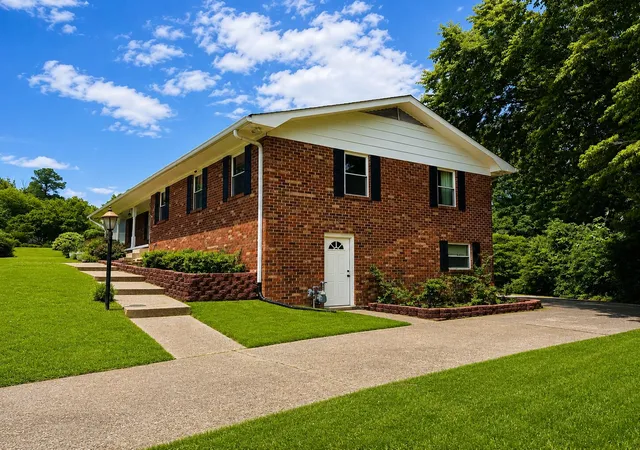 Photo 3 of Single family home for sale at 4818 Hillsdale Cir, Chattanooga, TN 37416 | MLS# 1535885 | Listing updated on 2026-06-01