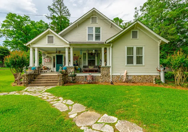 Photo 1 of Single family home for sale at 215 Gordon St, Chickamauga, GA 30707 | MLS# 1535940 | Listing updated on 2026-09-10