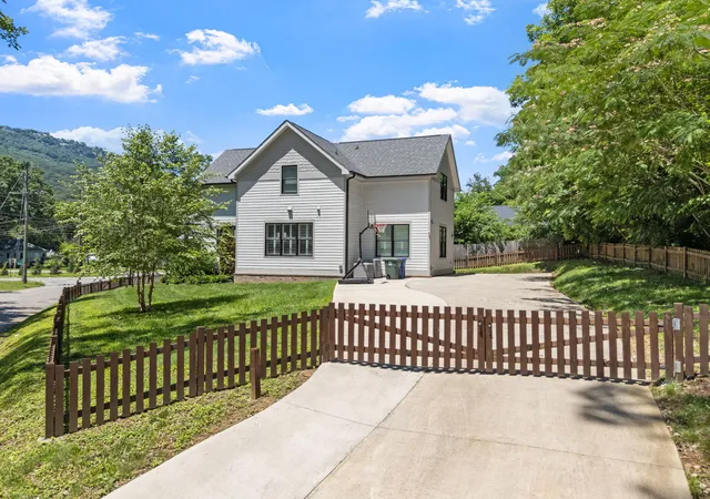 Photo 4 of Single family home for sale at 5685 Lee Ave, Chattanooga, TN 37409 | MLS# 1536301 | Listing updated on 2026-09-24