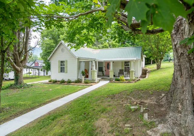 Homes for sale in Dunlap, TN | 1529 Main St, Dunlap, TN 37327 | MLS# 1536797
