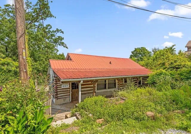 Photo 3 of Sale Pending at 607 Nye Cir, Chattanooga, TN 37405 | MLS# 1536702 | Listing updated on 2026-10-03