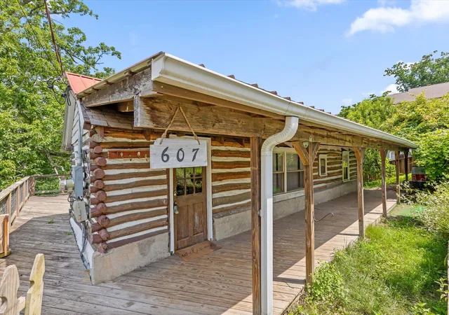 Photo 3 of Sale Pending at 607 Nye Cir, Chattanooga, TN 37405 | MLS# 1536702 | Listing updated on 2026-10-03