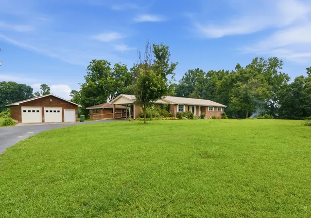 Photo 2 of Sale Pending at 2879 E Broomtown Rd, La Fayette, GA 30728 | MLS# 1536853 | Listing updated on 2026-09-19