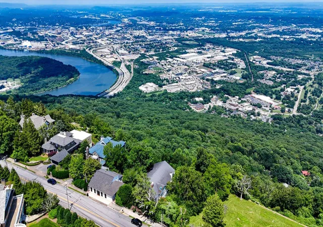 Homes for sale in Lookout Mountain, TN | 1001 E Brow Rd, Lookout Mountain, TN 37350 | MLS# 1537038