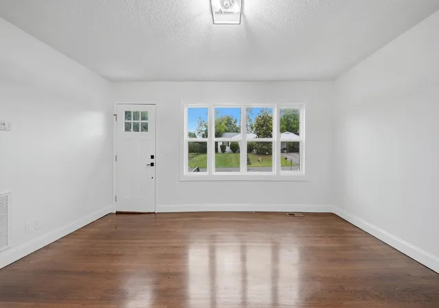 Photo 3 of Sale Pending at 4620 Leslie Ln, Chattanooga, TN 37411 | MLS# 1537174 | Listing updated on 2026-09-25