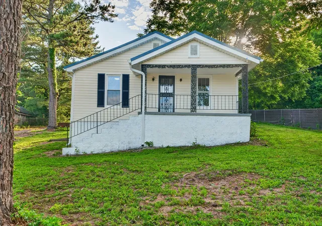 Homes for sale in Rossville, GA | 241 E Circle, Rossville, GA 30741 | MLS# 1536959