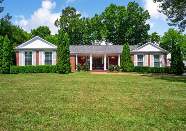 1st image of 1121 S Crest Rd, Rossville, GA 30741 | MLS# 1537146