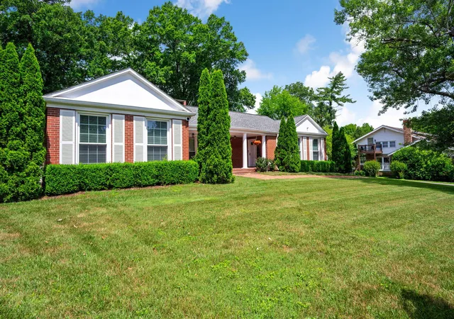 3rd image of 1121 S Crest Rd, Rossville, GA 30741 | MLS# 1537146