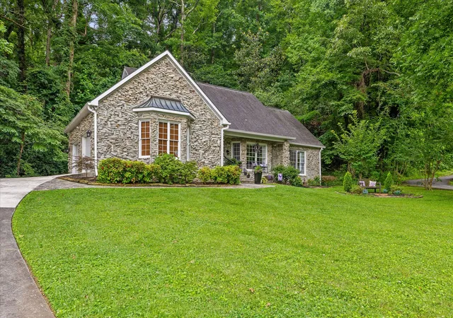 Homes for sale in South Pittsburg, TN | 706 Contour Ave, South Pittsburg, TN 37380 | MLS# 1537332