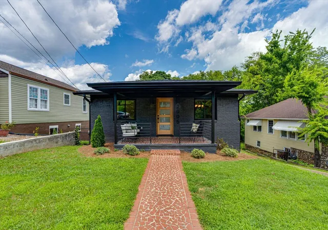 Photo 2 of Sale Pending at 2005 Vine St, Chattanooga, TN 37404 | MLS# 1537493 | Listing updated on 2026-08-28