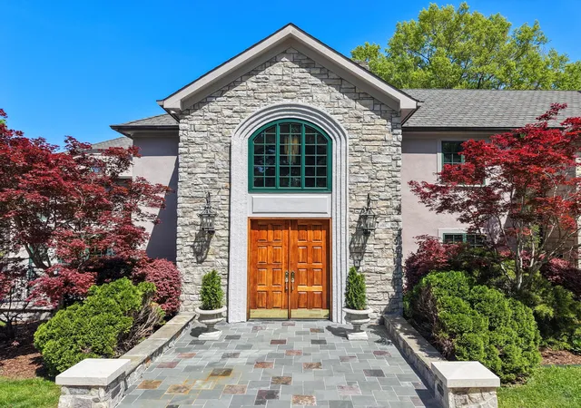 Photo 1 of Mansion for sale at 1511 Carroll Ln, Chattanooga, TN 37405 | MLS# 1537358 | Listing updated on 2026-08-25