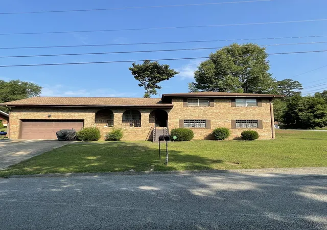Photo 2 of Sale Pending at 4709 Enterprise Ln, Chattanooga, TN 37416 | MLS# 1537528 | Listing updated on 2026-09-04