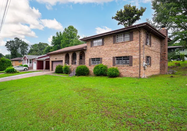 Photo 3 of Sale Pending at 4709 Enterprise Ln, Chattanooga, TN 37416 | MLS# 1537528 | Listing updated on 2026-09-04