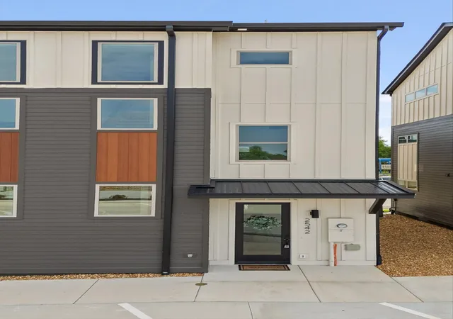 Photo 2 of Townhouse for sale at 2550 E 18th Street, Chattanooga, TN 37404 | MLS# 1537645 | Listing updated on 2026-06-27