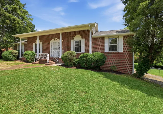 1st image of 3833 Pin Oak Ter, Chattanooga, TN 37411 | MLS# 1538058
