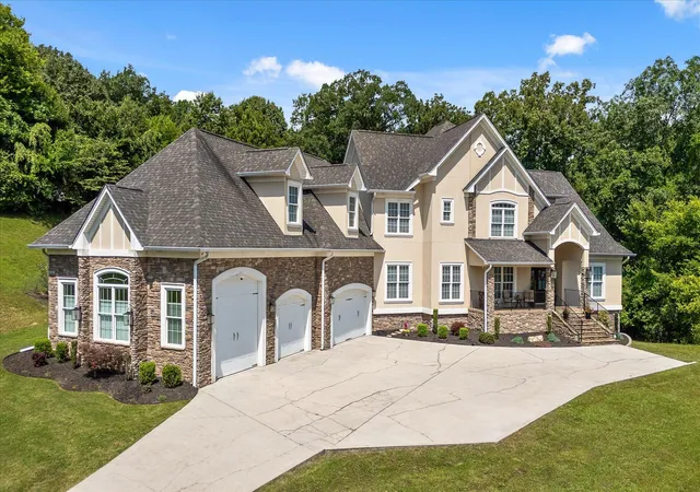 Homes for sale in Hixson, TN | 2023 River Bluff Dr, Hixson, TN 37343 | MLS# 1538092