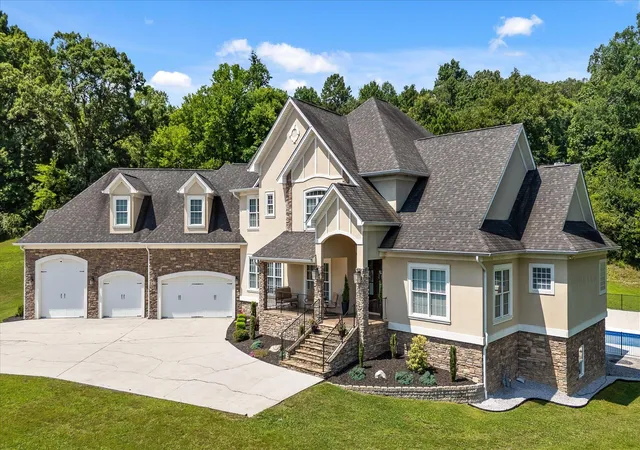 Homes for sale in Hixson, TN | 2023 River Bluff Dr, Hixson, TN 37343 | MLS# 1538092