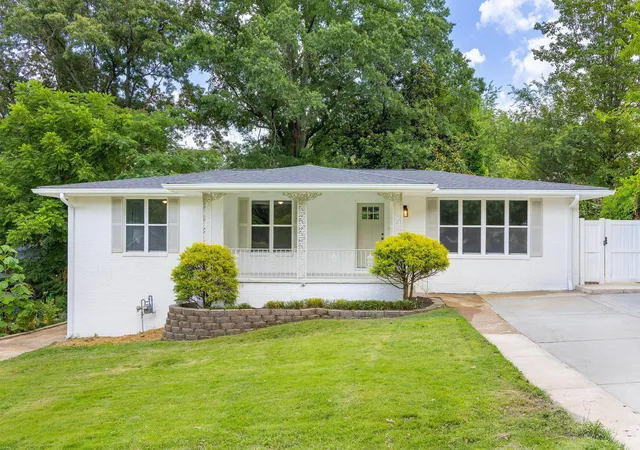 Photo 1 of Sale Pending at 842 Brookfield Ave, Chattanooga, TN 37412 | MLS# 1538084 | Listing updated on 2026-09-10