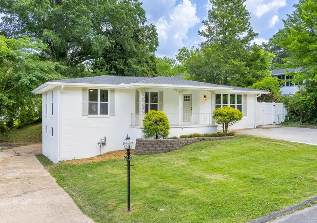 Photo 3 of Sale Pending at 842 Brookfield Ave, Chattanooga, TN 37412 | MLS# 1538084 | Listing updated on 2026-09-10
